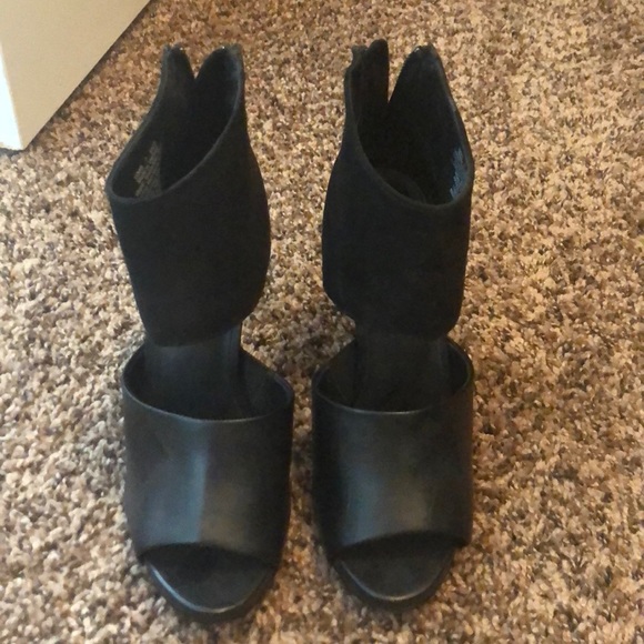 Black heels, leather lower and suede upper - Picture 2 of 3